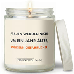 Geschenkkerze | frauen werden nicht um ein jahr älter, sondern gefährlicher.